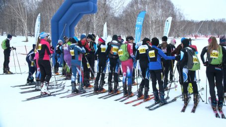 Через туман пробирались спортсмены по ски-альпинизму в вертикальной гонке на 3-ем этапе Кубка России 1