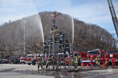 Пожарные Камчатки отметили 375-летний юбилей большим шоу 20