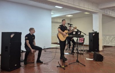 Концерт ко Дню матери прошел для восстанавливающихся после ранений бойцов в госпитале на Камчатке 0