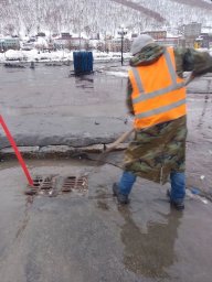 Работы по отводу талых вод с городских магистралей проводят в Петропавловске-Камчатском 5