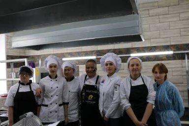 В Камчатском колледже технологии и сервиса зарубежные шеф-повара провели мастер-класс для студентов и рестораторов 0