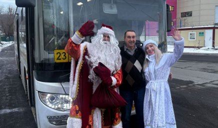 Новогодние автобусы создают праздничное настроение жителям Петропавловска-Камчатского 0