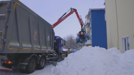 Ломовоз с гидравлическим краном&ndash;манипулятором и грейферным захватом вышел на борьбу с мусорными завалами в столице Камчатки 1