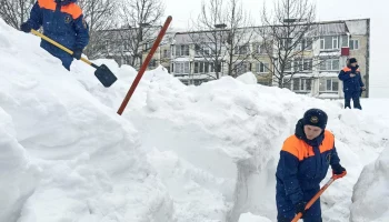 Спасатели Камчатки очистили от снега более 50 школ и детсадов