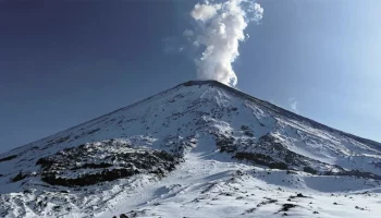 Сразу два вулкана на Камчатке выбросили пепел
