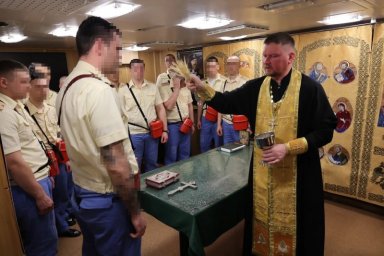 Богослужение на атомной подлодке на глубине 175 метров провел священник на Камчатке 1