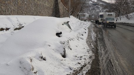 Автовладельцев призывают не бросать машины вдоль дороги в столице Камчатки 1