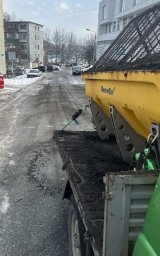 Дорожники обрабатывают проезды противогололёдными материалами в Петропавловске-Камчатском 5