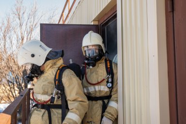 В специальной теплодымокамере примерили на себя роль пожарных школьники Камчатки 12