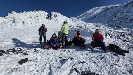 Ведомственный флаг развернули на вершине Ключевской сопки спасатели Камчатского края 6