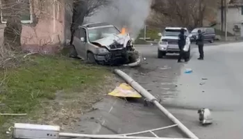 В Петропавловске-Камчатском автомобиль загорелся после удара об столб