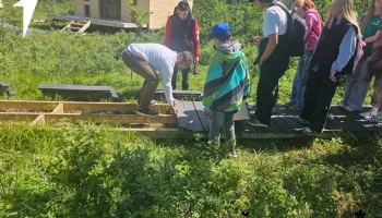 Камчатские школьники продолжают строительство экотропы в парке Ойкумена Камчатские школьники продолжают строительство экотропы в парке Ойкумена