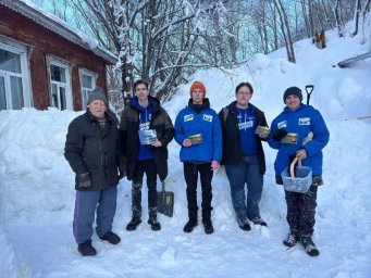 Справиться с последствиями циклона жителям помогают волонтеры Камчатки 8