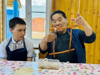 Мастер-класс по созданию холста из тальника и оленьей кожи прошел в мастерской «Турэн'у» на Камчатке 6