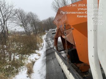 Дорожные службы и подрядчики устраняют последствия циклона на дорогах столицы Камчатки 11