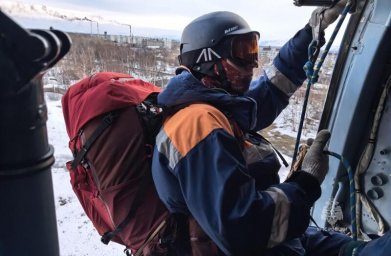 Беспарашютные спуски с вертолета отработали спасатели МЧС России на Камчатке 0