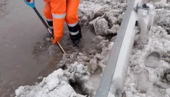 Ливневки чистят бригады ручного труда в Петропавловске-Камчатском Ливневки чистят бригады ручного труда в Петропавловске-Камчатском