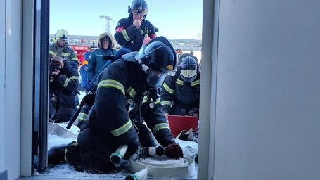 Учения по тушению пожаров прошли в новой краевой больнице на Камчатке 1