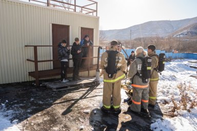В специальной теплодымокамере примерили на себя роль пожарных школьники Камчатки 3