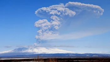 Шивелуч продолжает выпускать пепловые столбы на Камчатке