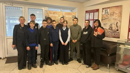 С выставкой «Земля моя, ты выиграешь бой...» познакомили в архиве школьников Камчатки 3