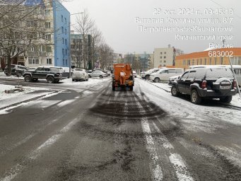 Дорожные службы и подрядчики устраняют последствия циклона на дорогах столицы Камчатки 10