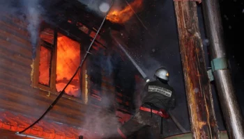 На Камчатке пожарные спасли из огня мужчину