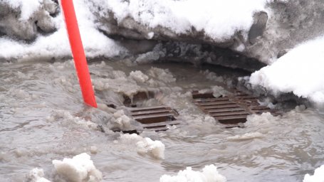 От воды и шуги после циклона расчищают дороги Петропавловска-Камчатского 6