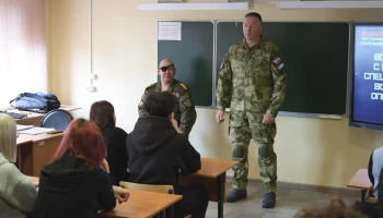 Ветеран СВО обучает военным дисциплинам молодежь Камчатки Ветеран СВО обучает военным дисциплинам молодежь Камчатки
