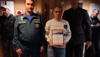 На Камчатке наградили мужчину, который спас мать троих детей из пожара