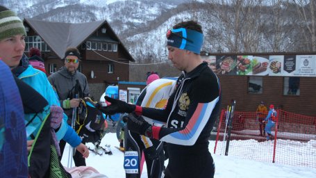 Через туман пробирались спортсмены по ски-альпинизму в вертикальной гонке на 3-ем этапе Кубка России 0