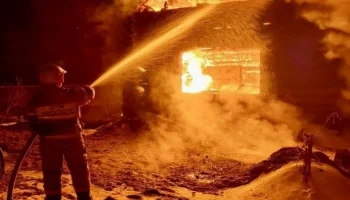 Пожарные вынесли газовые баллоны из горящего дома и предотвратили взрыв в Елизове на Камчатке