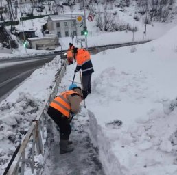Расчистка тротуаров и пешеходных зон от снежных наносов и наледи продолжается в Петропавловске-Камчатском 6