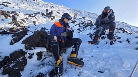 Ведомственный флаг развернули на вершине Ключевской сопки спасатели Камчатского края 5