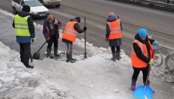 В столице Камчатки дорожные службы продолжают проводить работы по снятию наледи и вывозу снега