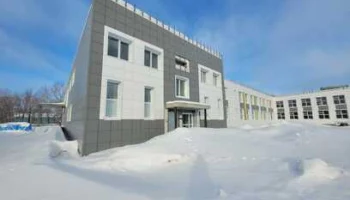 На строящейся школе в Усть-Большерецком районе Камчатки завершается установка фасада