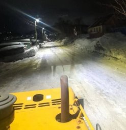 Расчистка тротуаров и пешеходных зон от снежных наносов и наледи продолжается в Петропавловске-Камчатском 0