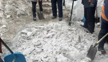 Подрядные организации ведут расчистку внутриквартальных проездов и придомовых территорий в Петропавловске-Камчатском