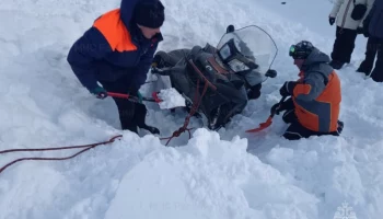 Спасатели вытащили снегоходчиков, застрявших в снегу у подножия Авачинского вулкана